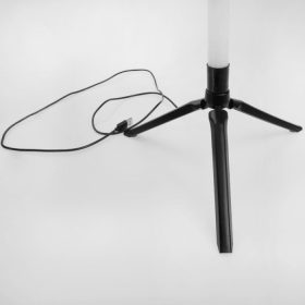 Fekete, modern okos RGB állólámpa Tuya vezérléssel, zeneérzékelő módban, gamer szobában