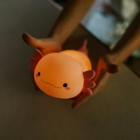 Rózsaszín axolotl formájú, puha szilikon akkumulátoros LED éjszakai lámpa