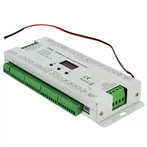 SD-ES32 lépcső LED vezérlő 32 lépcsőfokhoz, kompatibilis egyszínű és digitális SPI RGB LED szalagokkal, dinamikus fel/le futó fényeffektekhez, mozgásérzékelős aktiválással, állítható paraméterekkel