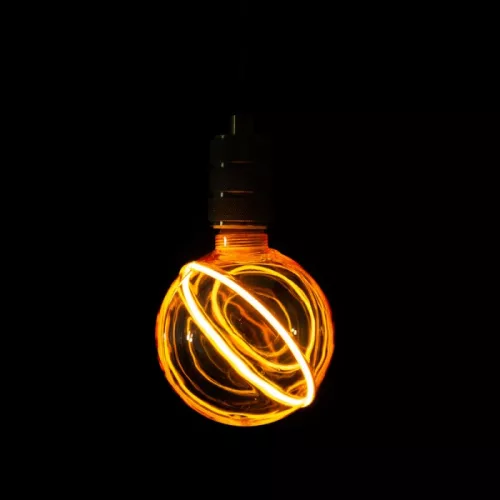 Látványos, G130-as (13cm) méretű, borostyánszínű vintage filament LED izzó