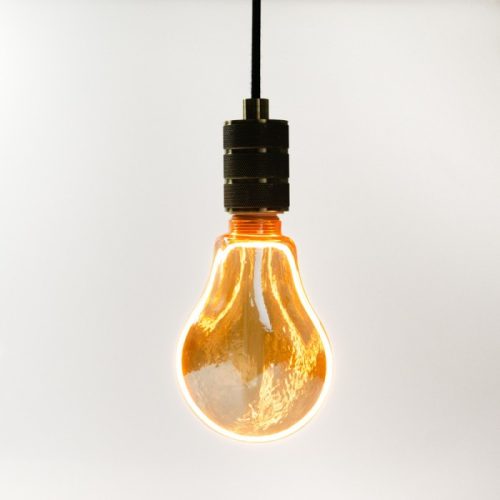 Nagyméretű, A110-es, borostyánszínű vintage LED izzó texturált, hullámos üveggel