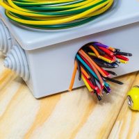 Kötődobozok és kábelcsatlakozók